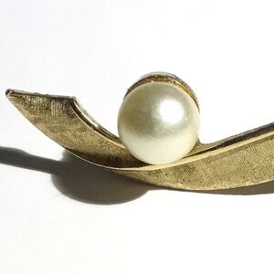 Vintage c1955 Signed Coro Pegasus Ribbon and Pearl Brooch